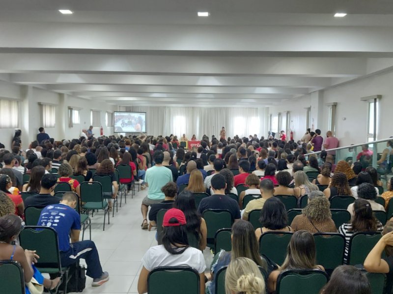 Professores mantêm estado de greve e marcam nova assembleia após recesso escolar