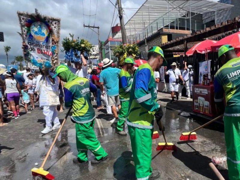 Após paralisação, garis encerram greve e retomam serviços em Salvador