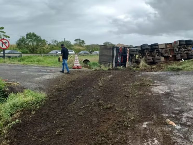 Acidentes com carretas causam congestionamentos em dois trechos da BR-324