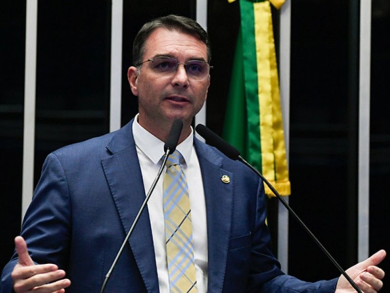Após Michelle repostar vídeo sobre festas de Vorcaro, Flávio Bolsonaro diz que ela está "desinformada"