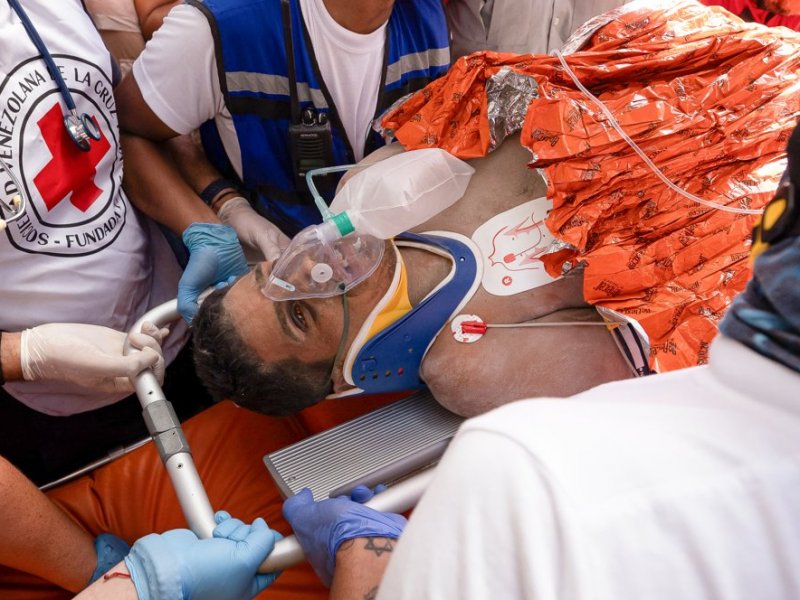 Homem é resgatado com vida após passar oito dias sob escombros na Venezuela