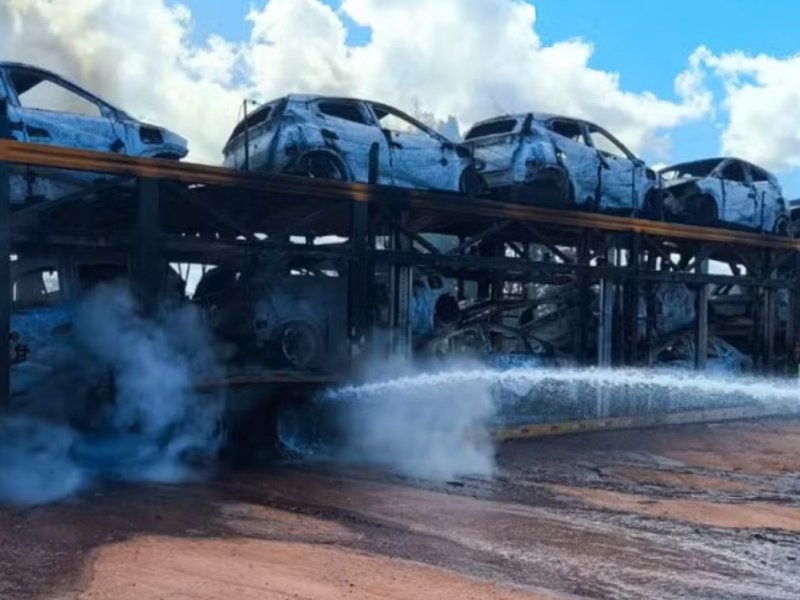 Caminhão-cegonha com 11 carros elétricos pega fogo e interdita trecho da BR-101