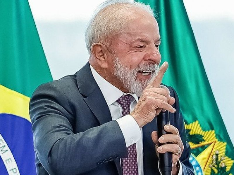 Lula critica família Bolsonaro e diz que Brasil "não está à venda"