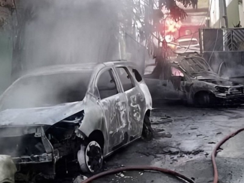 Incêndio após queda de fiação destrói cinco carros no Cabula