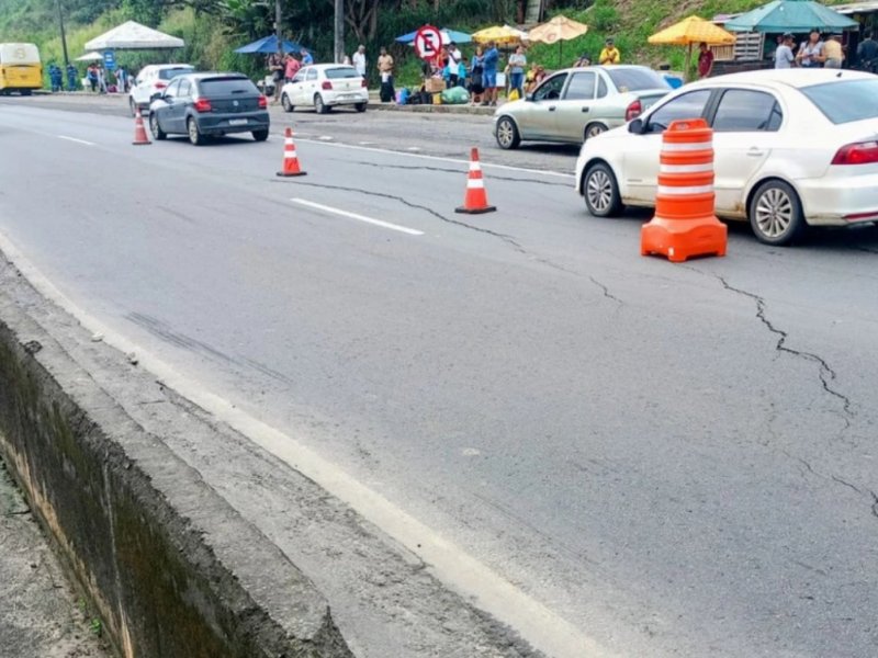 Trecho da BR-324 é totalmente interditado após problema estrutural