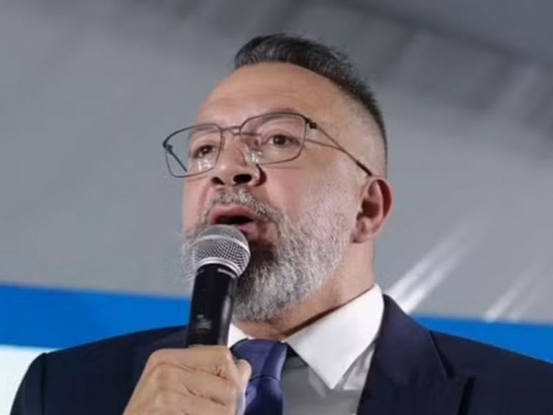 Aliados dos Bolsonaro, ex-prefeito de Belford Roxo é preso com fuzil em operação da PF no Rio