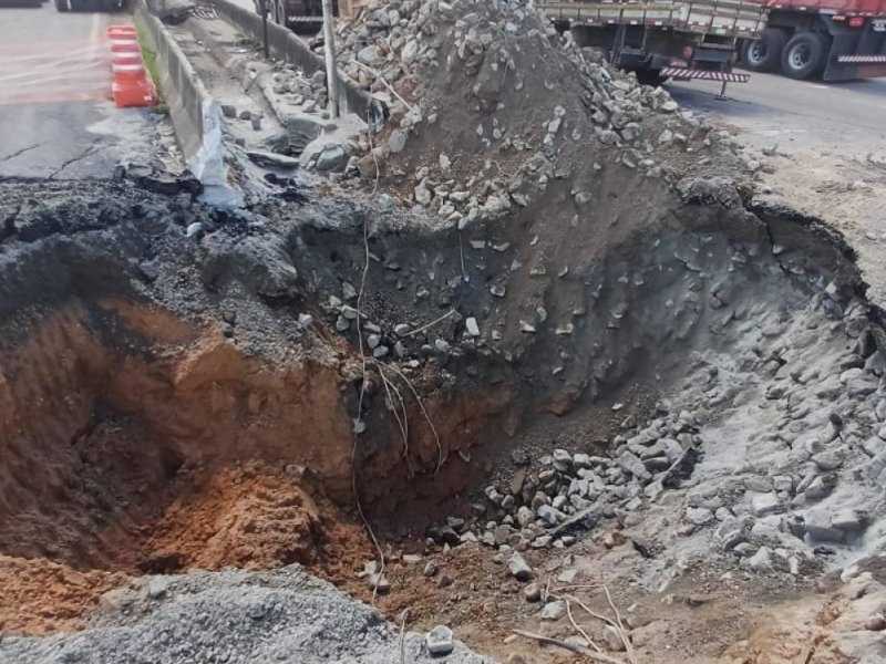 Obras mantêm trecho da BR-324 interditado e causam congestionamento de 4 km