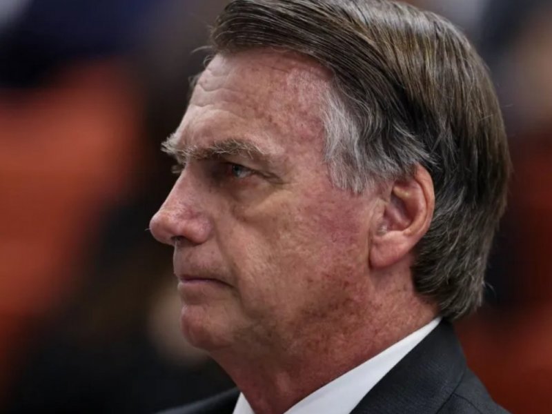 Moraes suspende visitas de Flávio a Jair Bolsonaro por 90 dias e cita divulgação de carta