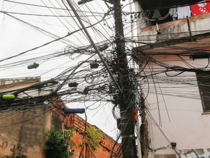 Operação retira mais de 640 toneladas de cabos irregulares de telefonia e internet na Bahia