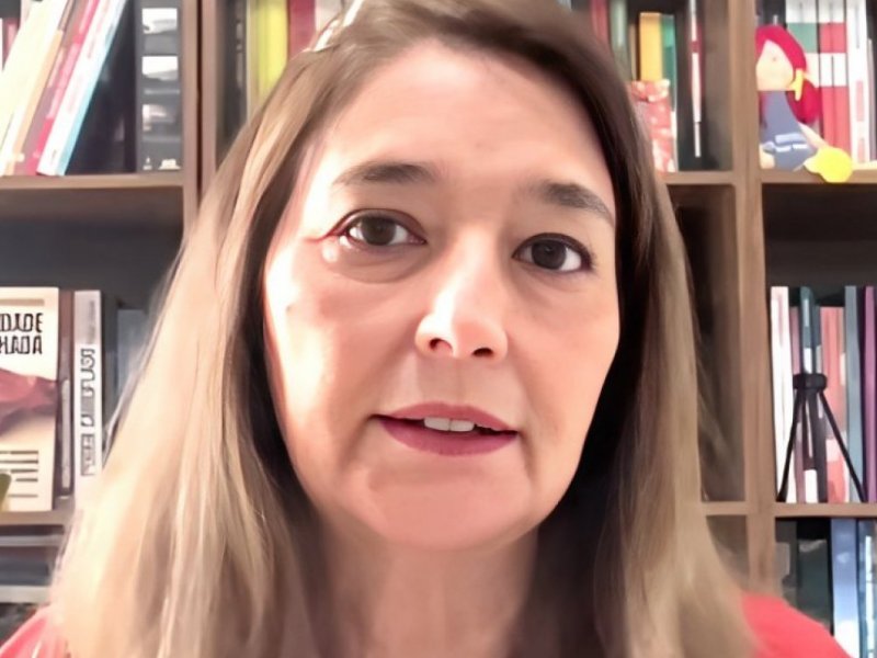 Aos Fatos: Entrevista com Cristina Serra e decisão de Moraes contra Flávio Bolsonaro são destaques; ouça