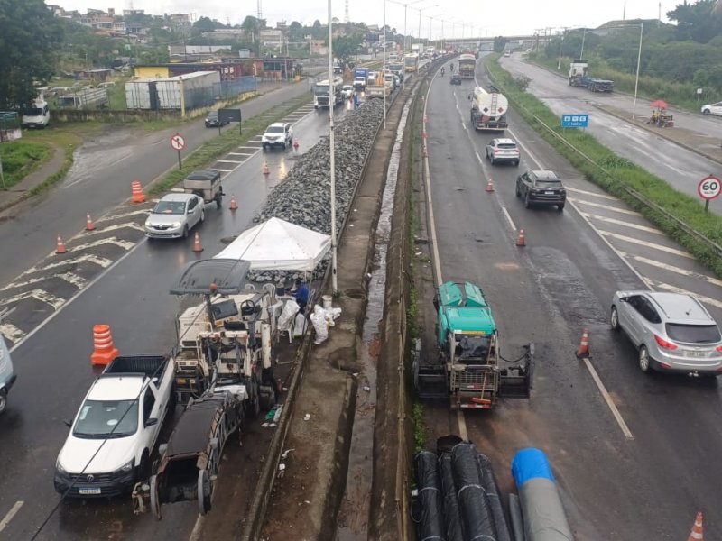 Chuvas interrompem obras na BR-324; reparo em cratera entra na fase final