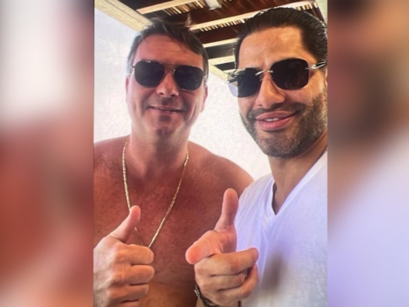 Foto mostra Flávio Bolsonaro ao lado de Sicário de Daniel Vorcaro