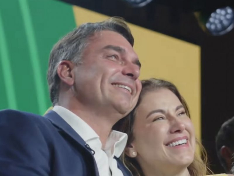 Com Milei e vídeo de Michelle, mas sem vice e alianças, Flávio Bolsonaro formaliza candidatura