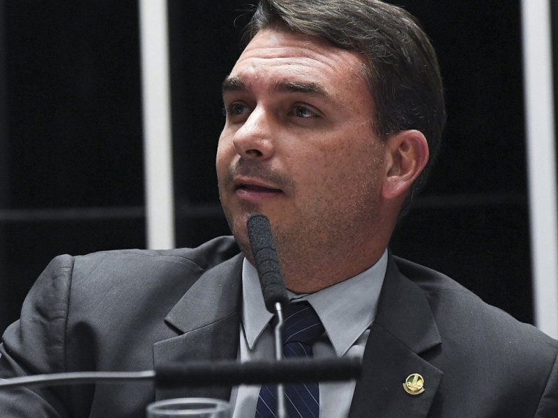 PF cancela depoimento de Flávio Bolsonaro após defesa enviar esclarecimentos