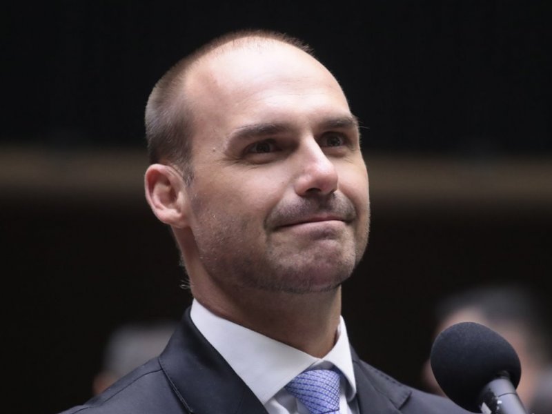 Em evento nos EUA, Eduardo Bolsonaro chora e diz viver com medo de ser preso