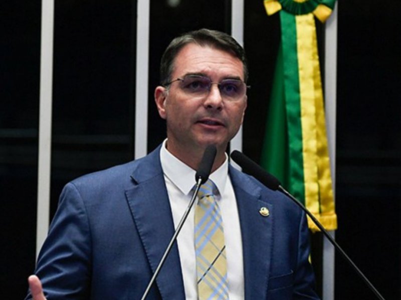 Flávio Bolsonaro anuncia apoios na BA e emendas Pix são destaques no Aos Fatos; ouça