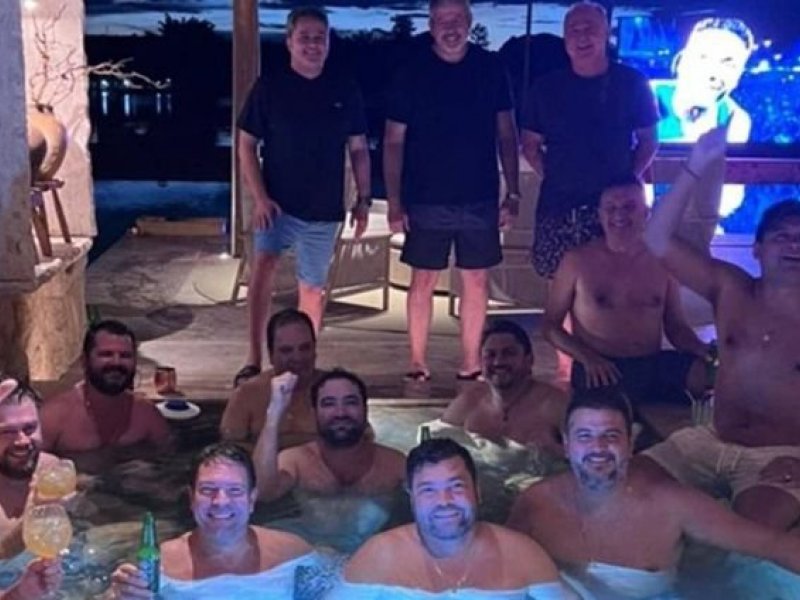 PF encontra foto de políticos baianos em festa com advogado investigado no caso do INSS