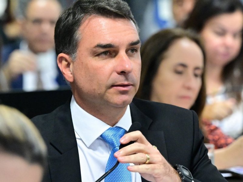 Em meio a polêmicas envolvendo Alfredo Gaspar, Flávio mantém vice e diz ter “confiança”