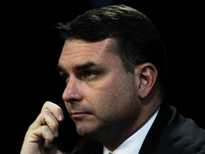 Perfis oficiais de Flávio Bolsonaro citam pós-graduação que ele não fez
