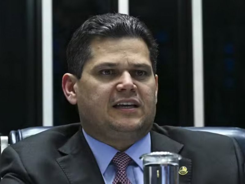 Alcolumbre encaminha PECs da Segurança e do fim da escala 6x1 no Senado
