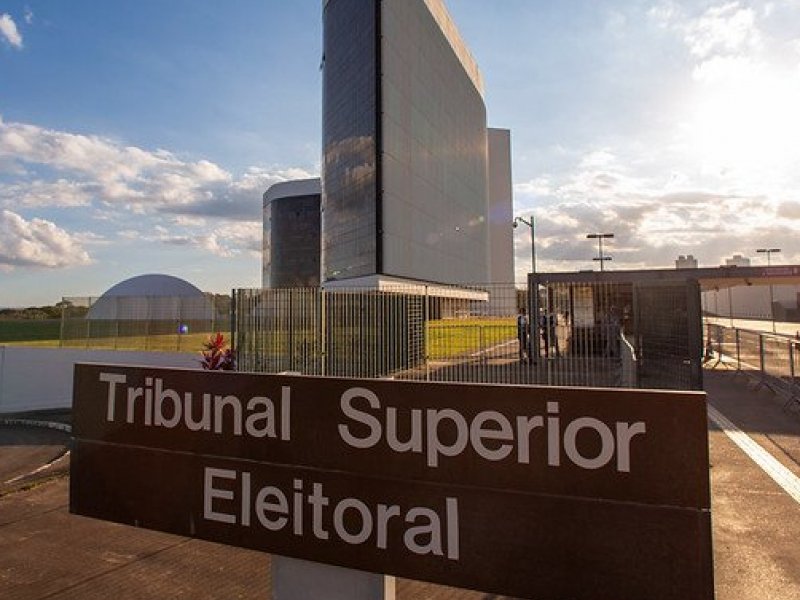 TSE forma maioria para derrubar decisão que manteve vídeo de Flávio Bolsonaro contra Lula
