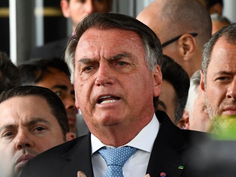 Moraes libera visitas de Carlos e Jair Renan a Bolsonaro durante prisão domiciliar
