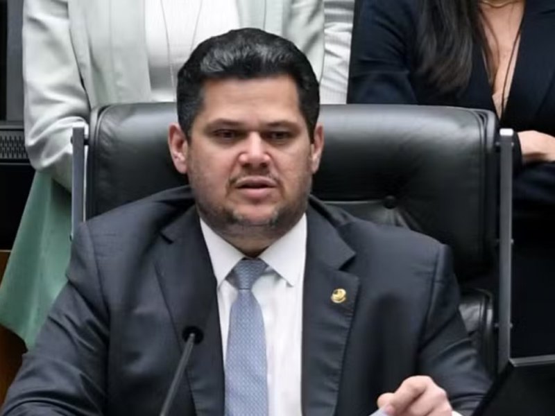 Alcolumbre encaminha PEC do fim da escala 6x1 para comissão do Senado