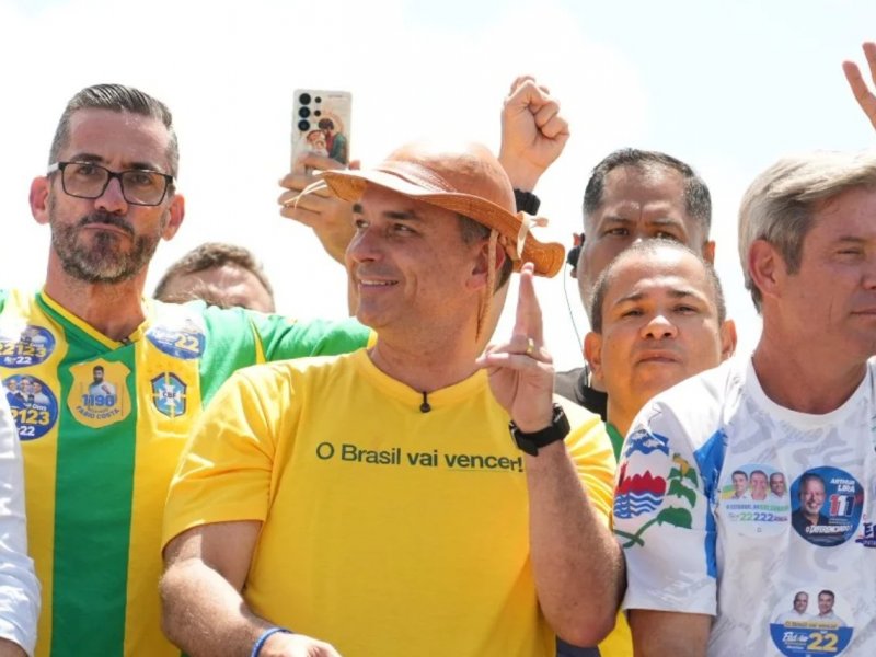 Flávio Bolsonaro abre campanha no Nordeste por Alagoas