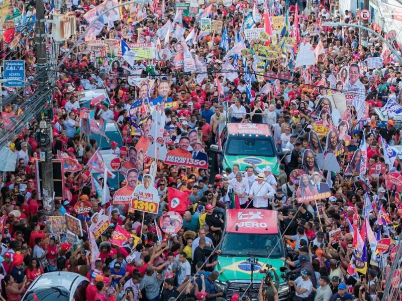 Caminhada de Lula reúne multidão na Liberdade em Salvador
