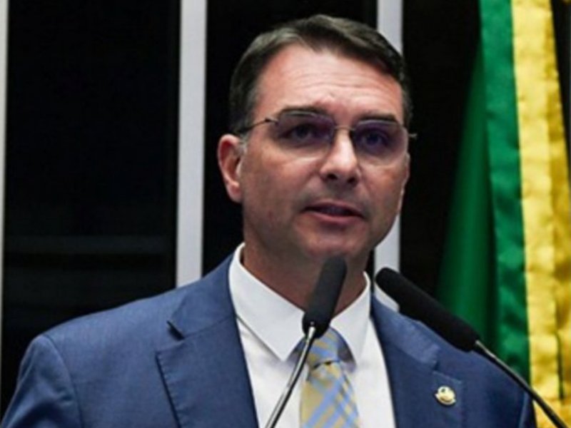 Campanha de Lula pede ao TSE inelegibilidade de Flávio Bolsonaro por suposto abuso econômico