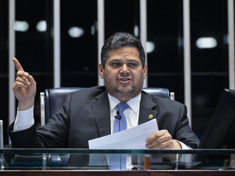 Alcolumbre cita R$ 130 mi para filme de Bolsonaro contra pressão por impeachment de Moraes