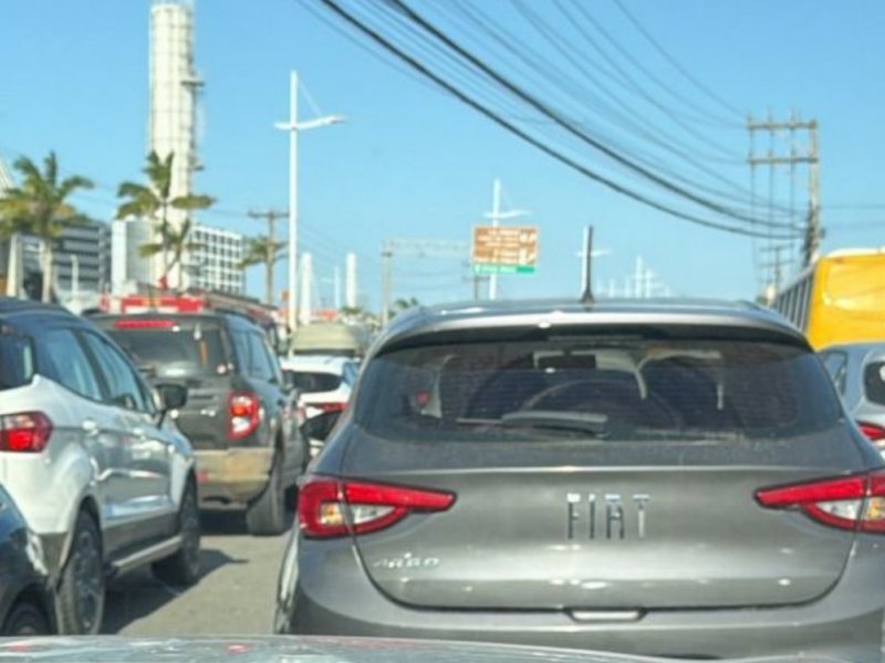 Engavetamento e caminhão quebrado travam trânsito na Avenida Paralela