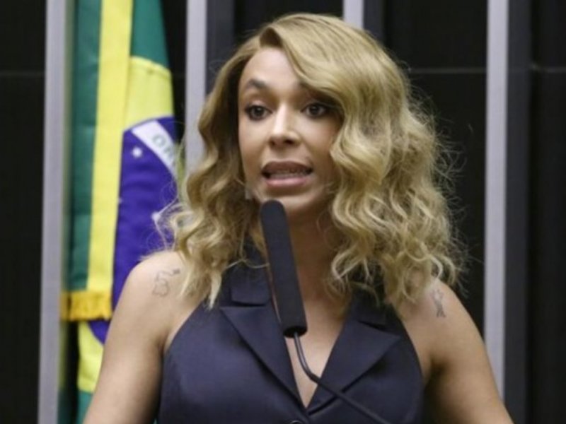 Erika Hilton aciona Justiça Eleitoral contra Nikolas Ferreira por laudo falso da PF
