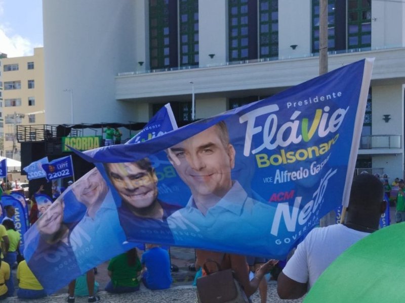 Bandeiras unem ACM Neto e Flávio Bolsonaro em atos de 7 de Setembro em Salvador