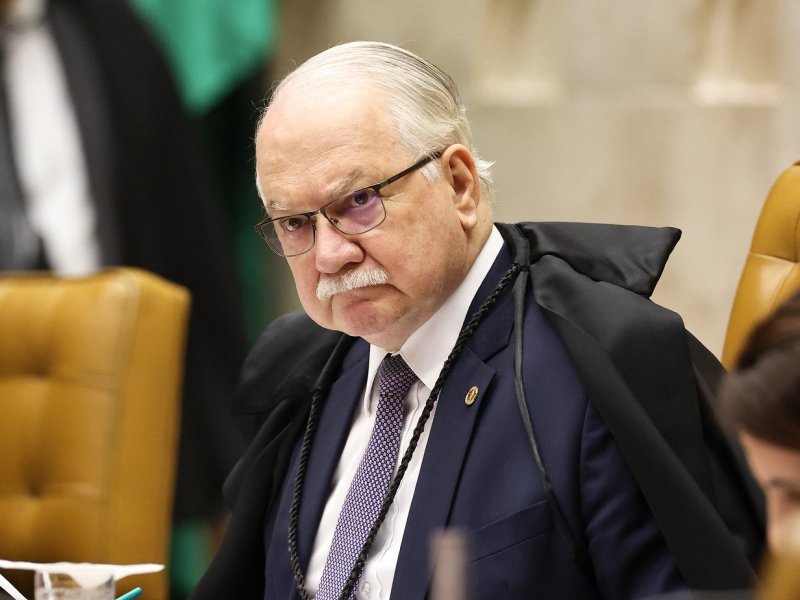Com o STF em guerra, Fachin tem dever de impedir que a toga vire arma eleitoral
