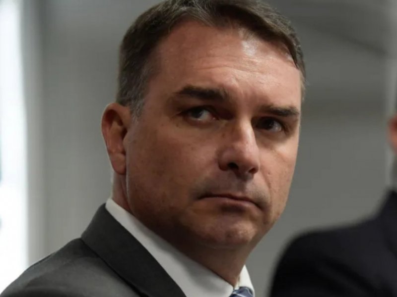 Defesa de Flávio Bolsonaro fez 4 pedidos para tirar 'Dark Horse' de Dino e levar caso a Mendonça