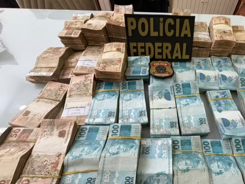 PF apreende R$ 1 milhão em dinheiro, carros e joias em operação contra deputado federal
