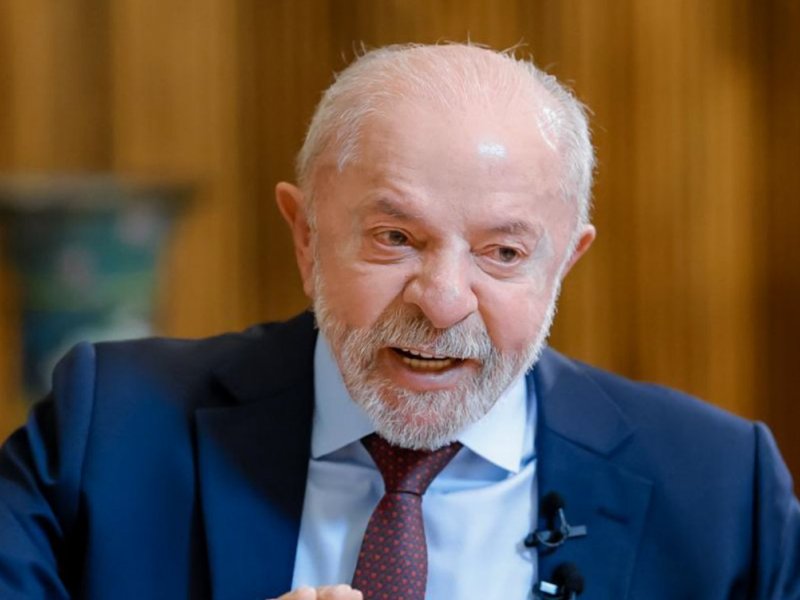 Lula afirma que Master virou banco no governo Bolsonaro e que Flávio tem ligação com milicianos
