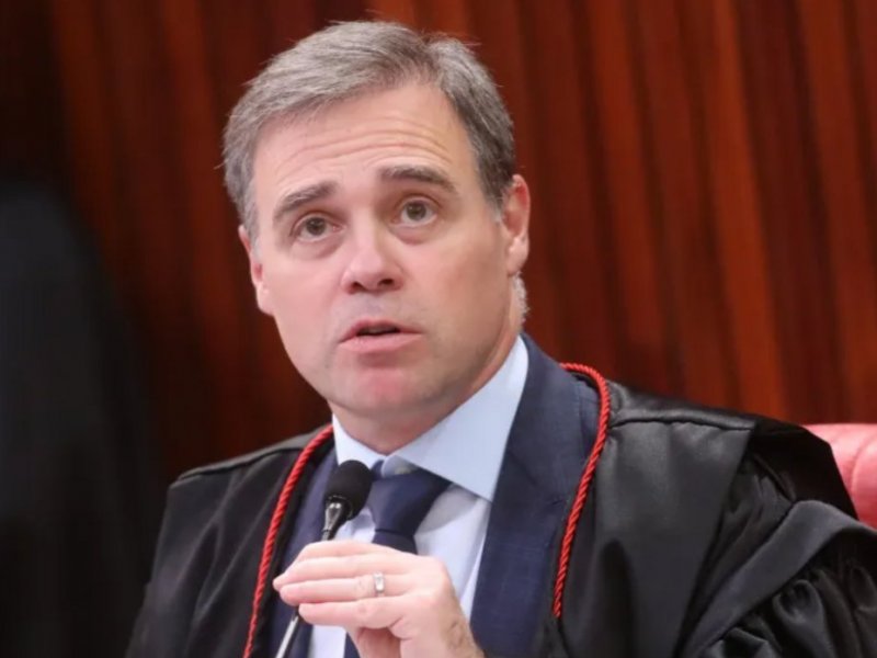 Mendonça não consegue acessar informações do celular de Vorcaro e pede ajuda à PF