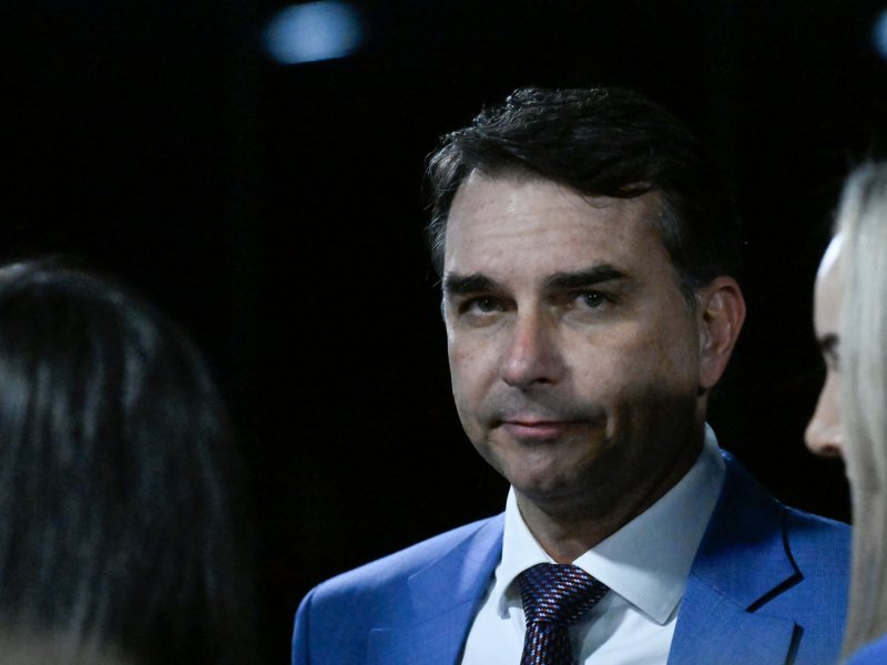 Grupo dos EUA ligado à campanha de Flávio Bolsonaro explora terras raras na Bahia