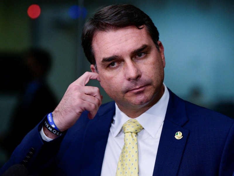 Jornal de direita, Estadão vê risco de ascensão de milícias ao topo do poder com Flávio Bolsonaro
