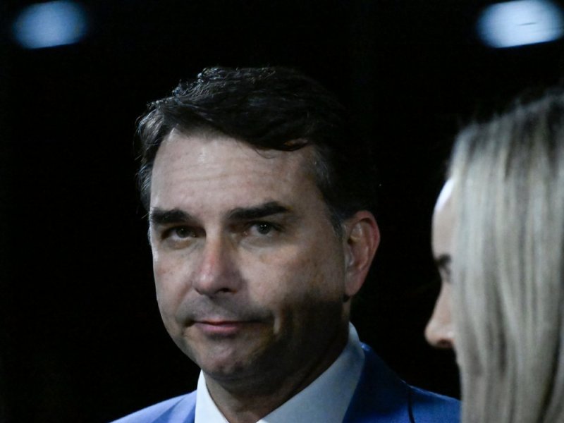 Flávio tentou falar com Vorcaro dias antes de prisão, diz jornal