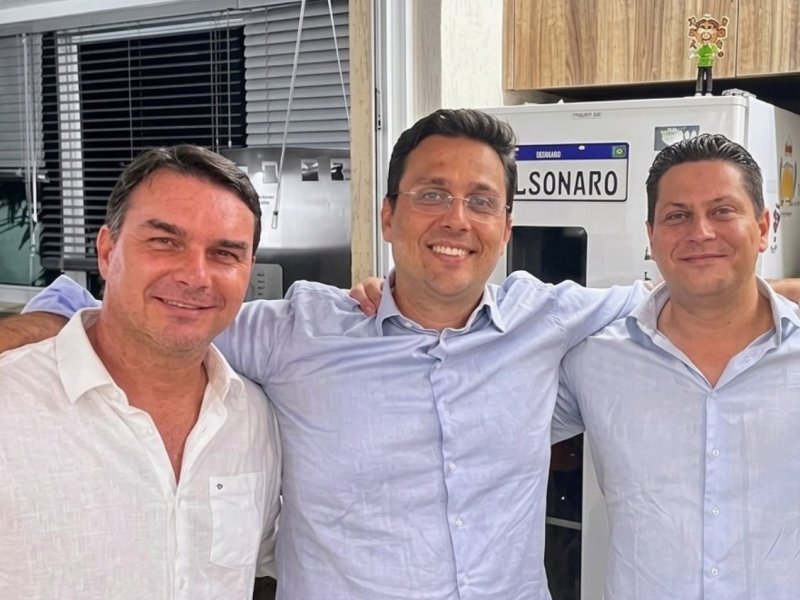 Documentos ligados a Flávio Bolsonaro citam mulheres, Rolex de R$ 300 mil e lobby com Kassio