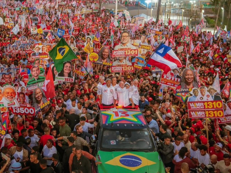 Lula inicia ato de campanha em Salvador e reúne multidão no Farol da Barra