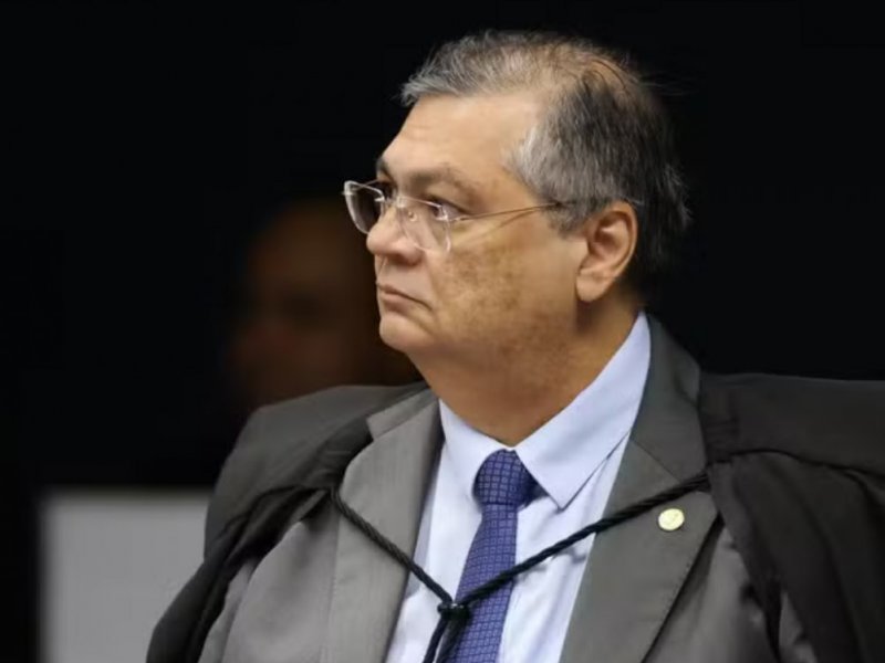 Fachin rejeita pedido de Flávio Bolsonaro para afastar Dino de processos no STF