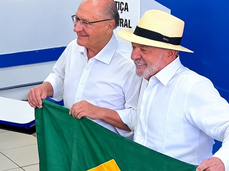 "Democracia ou barbárie", diz Lula ao votar no primeiro turno das eleições
