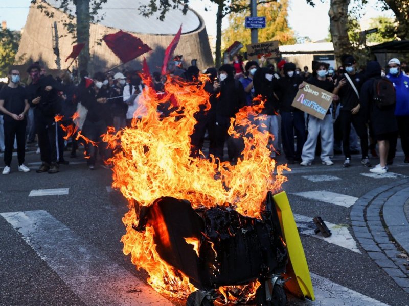 Paris é palco de confrontos violentos entre estudantes e policiais
