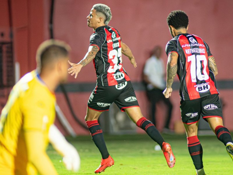 Vitória faz o dever de casa e goleia a lanterna Chapecoense no Barradão