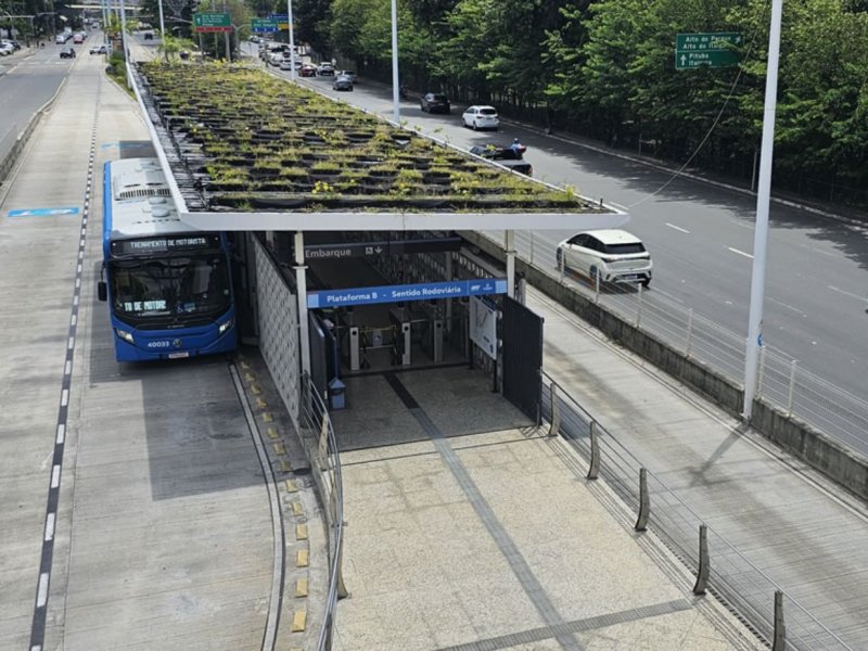 Idoso é preso por injúria racial contra funcionárias do BRT no Itaigara: "escrava petista"