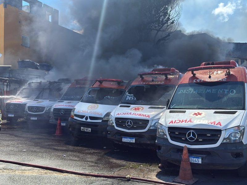 Incêndio atinge área com ambulâncias do Samu em Salvador; suspeita é de ação criminosa
